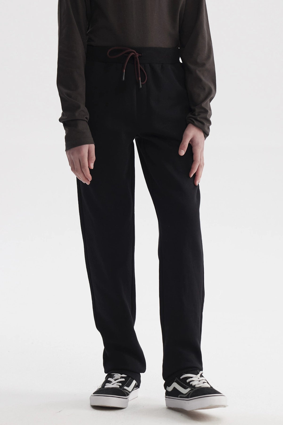 Pantalón buzo gris melange para niño con ajuste de cordón y diseño liso cómodo para el día a día