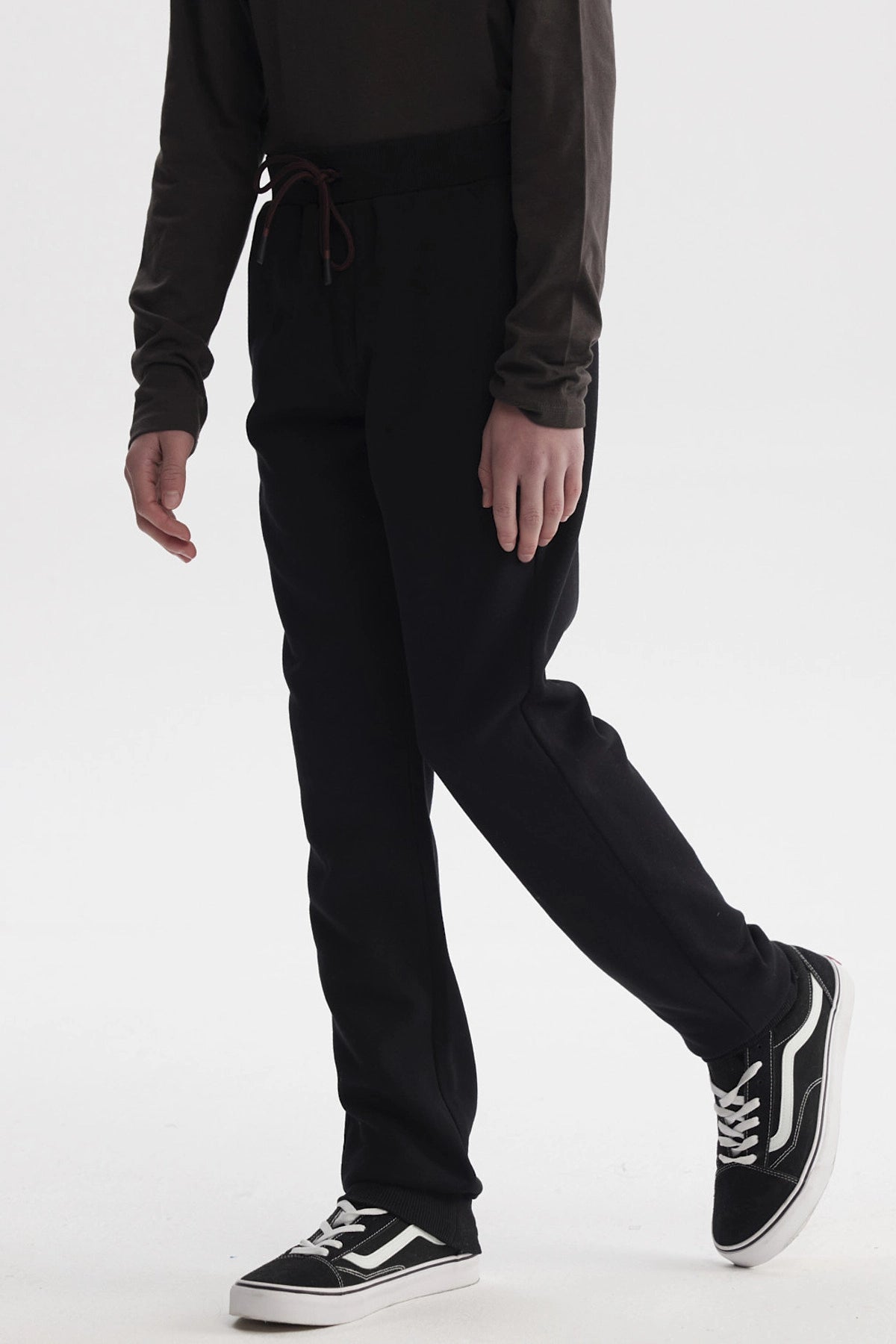 Pantalón buzo gris melange para niño con ajuste de cordón en la cintura y diseño liso ideal para actividades diarias