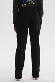 Pantalón buzo gris melange para niño con ajuste de cordón en la cintura y diseño liso ideal para actividades diarias