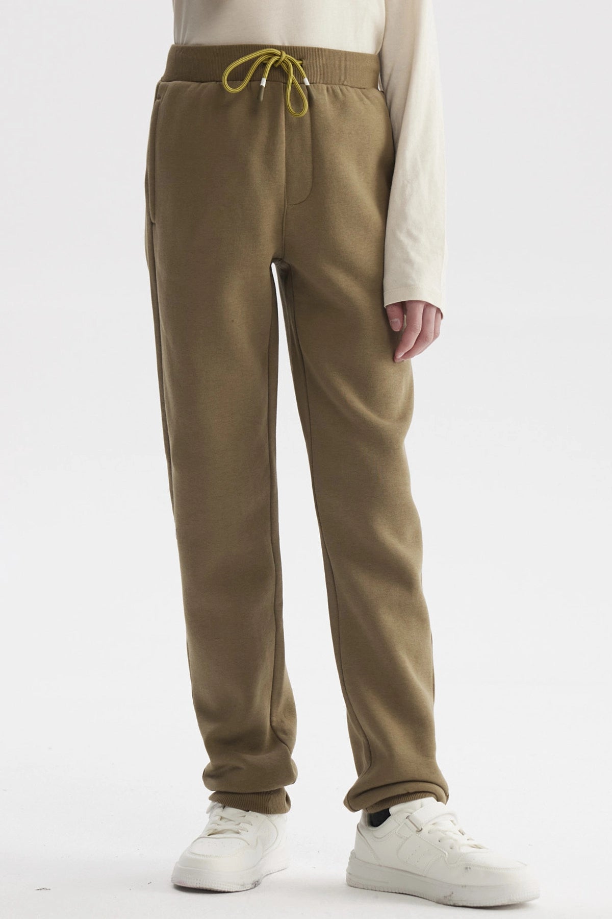 Pantalón buzo niño verde militar con cintura elástica y cordón ajustable diseño liso cómodo para el día a día