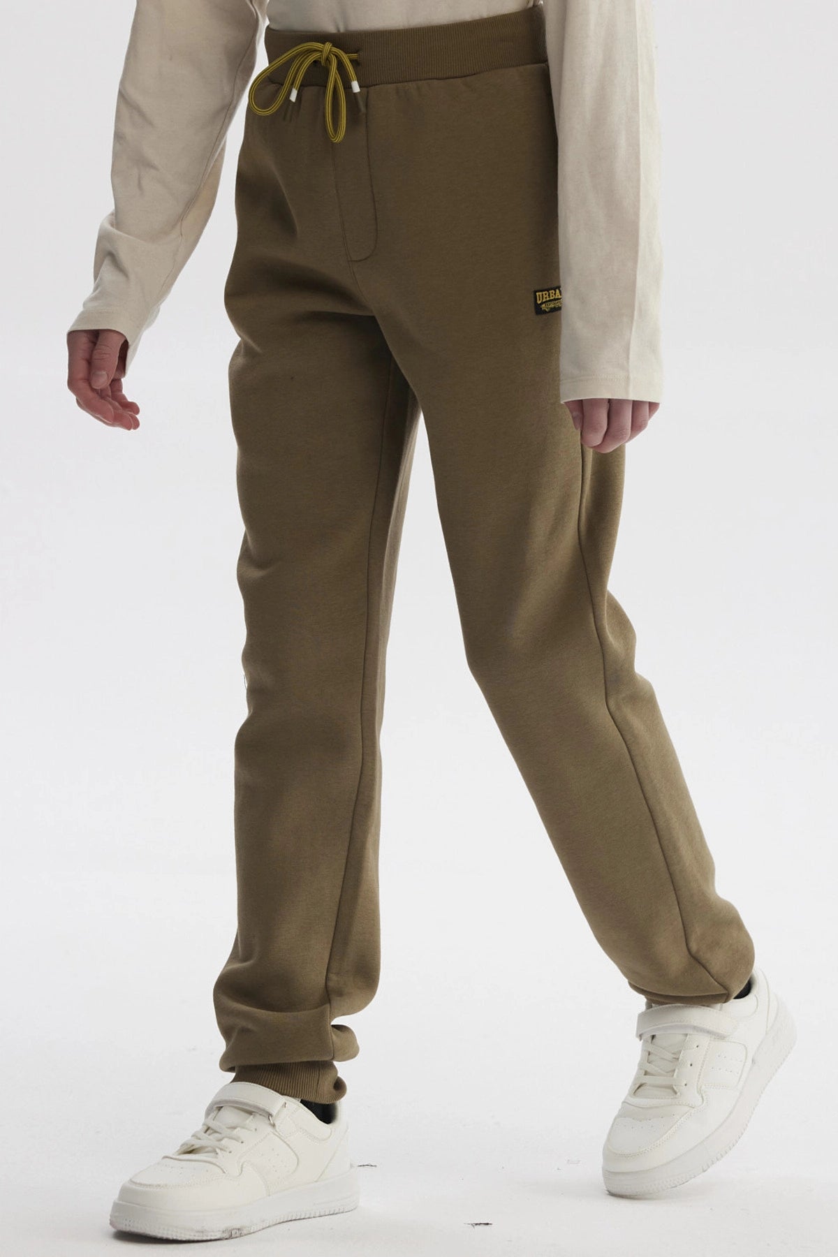 Pantalón buzo niño verde militar con cintura elástica y cordón ajustable diseño liso cómodo para el día a día
