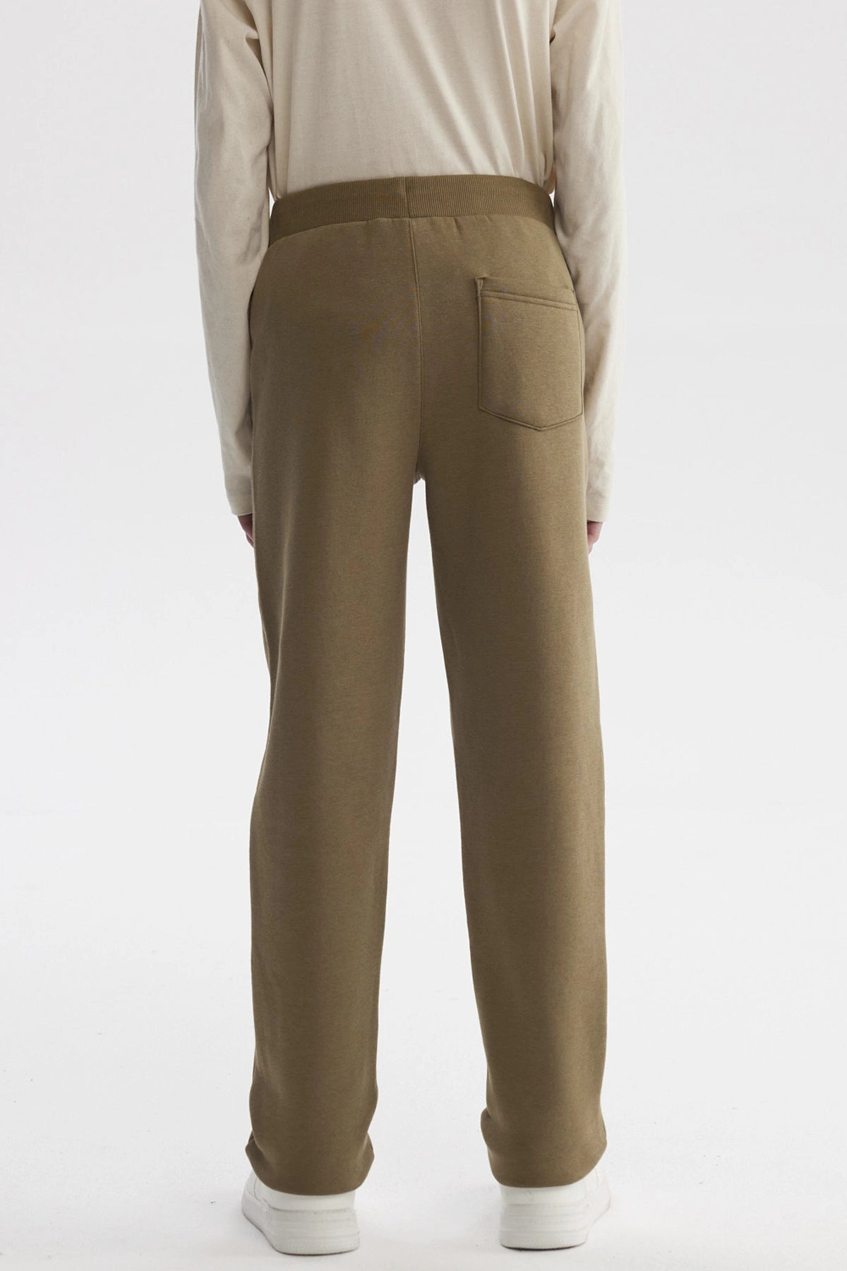 Pantalón buzo niño verde militar con cintura elástica y cordón ajustable diseño liso cómodo para el día a día