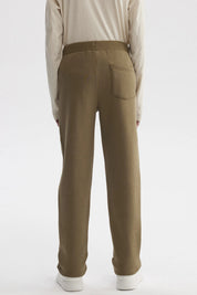 Pantalón buzo niño verde militar con cintura elástica y cordón ajustable diseño liso cómodo para el día a día