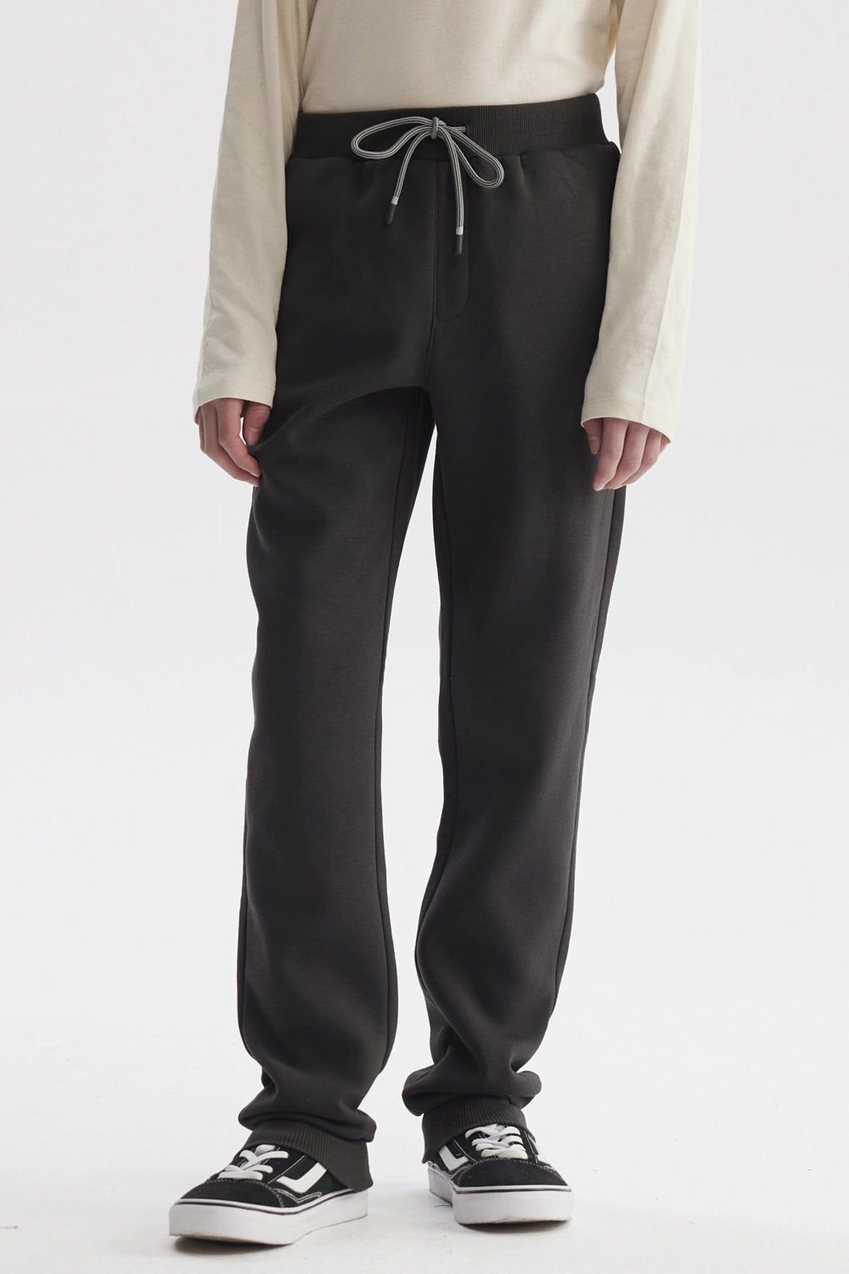 Pantalón buzo niño verde militar con cintura elástica y cordón ajustable diseño liso cómodo para el día a día