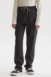 Pantalón buzo niño verde militar con cintura elástica y cordón ajustable diseño liso cómodo para el día a día