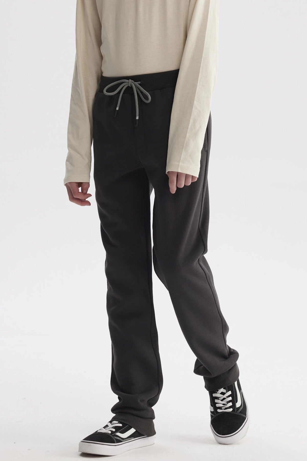 Pantalón buzo niño verde militar con cintura elástica y cordón ajustable diseño liso cómodo para el día a día