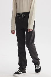 Pantalón buzo niño verde militar con cintura elástica y cordón ajustable diseño liso cómodo para el día a día