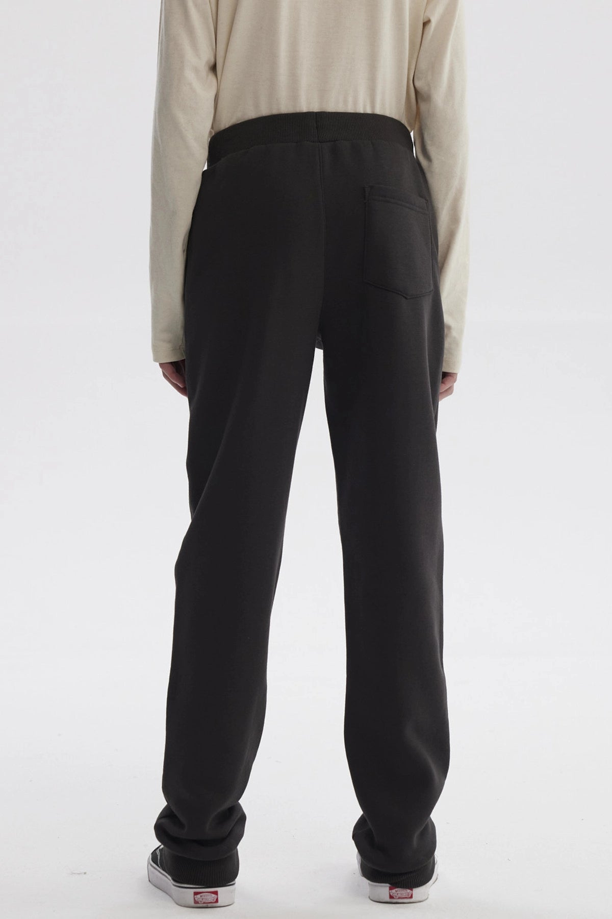 Pantalón buzo niño verde militar con cintura elástica y cordón ajustable diseño liso cómodo para el día a día