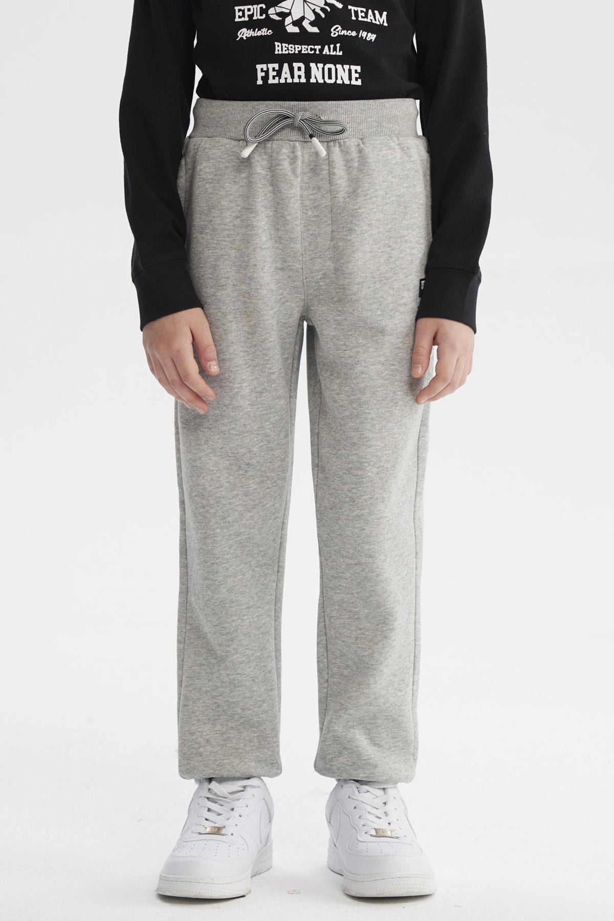 Pantalón buzo gris melange para niño con cintura ajustable y corte recto ideal para días de juego cómodo y sencillo