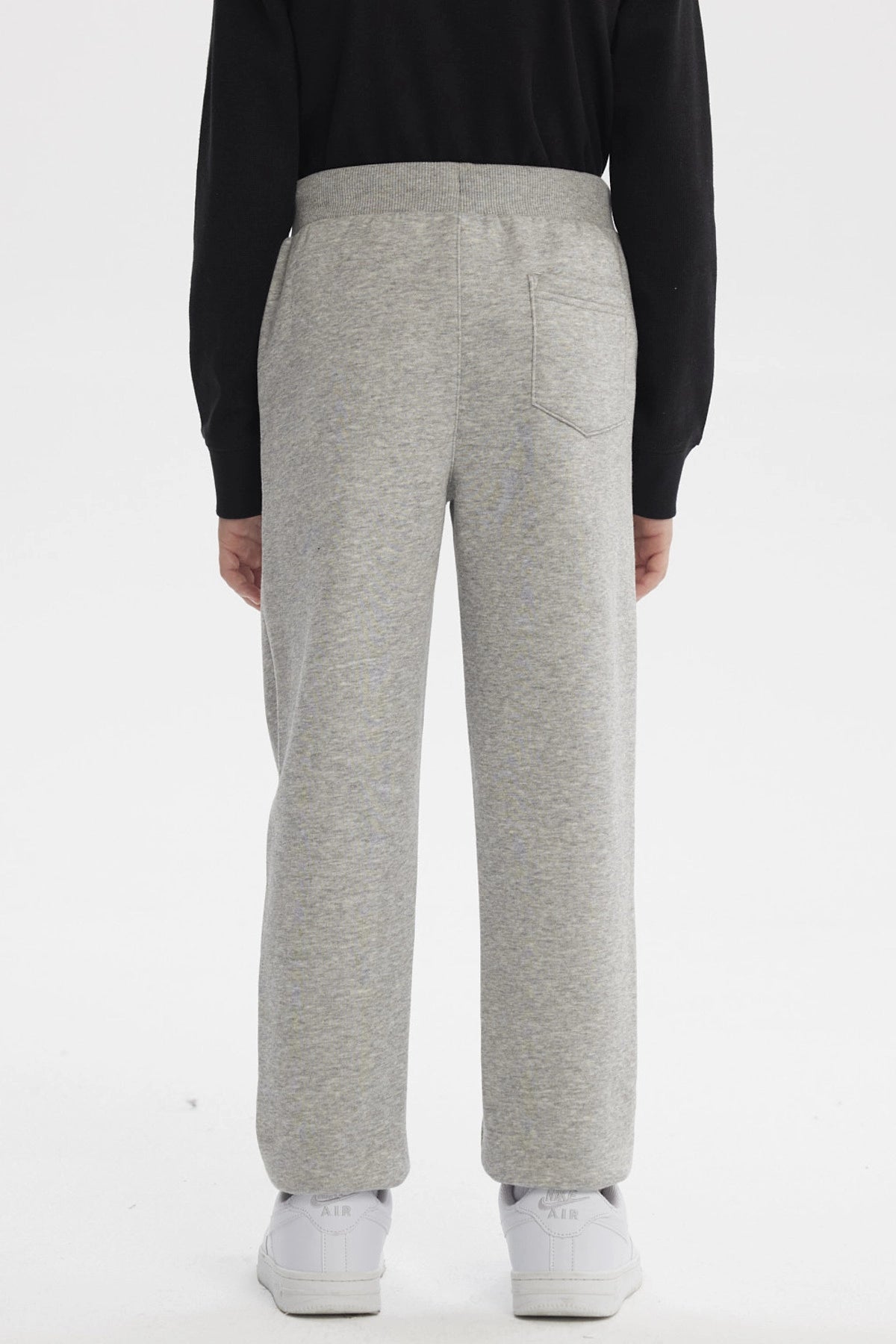 Pantalón buzo gris melange para niño con cintura ajustable y corte recto ideal para días de juego cómodo y sencillo