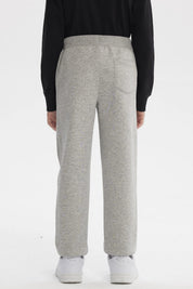 Pantalón buzo gris melange para niño con cintura ajustable y corte recto ideal para días de juego cómodo y sencillo
