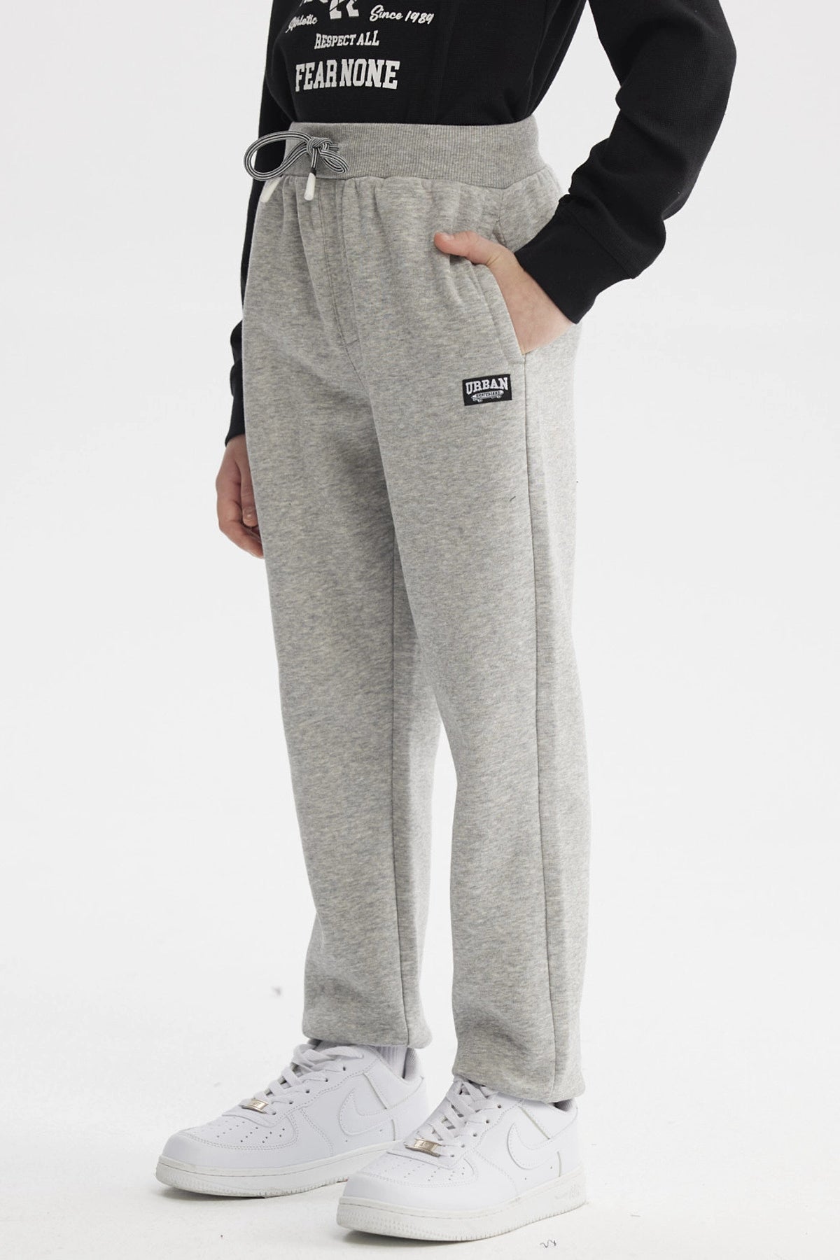 Pantalón buzo gris melange para niño con cintura ajustable y corte recto ideal para días de juego cómodo y sencillo