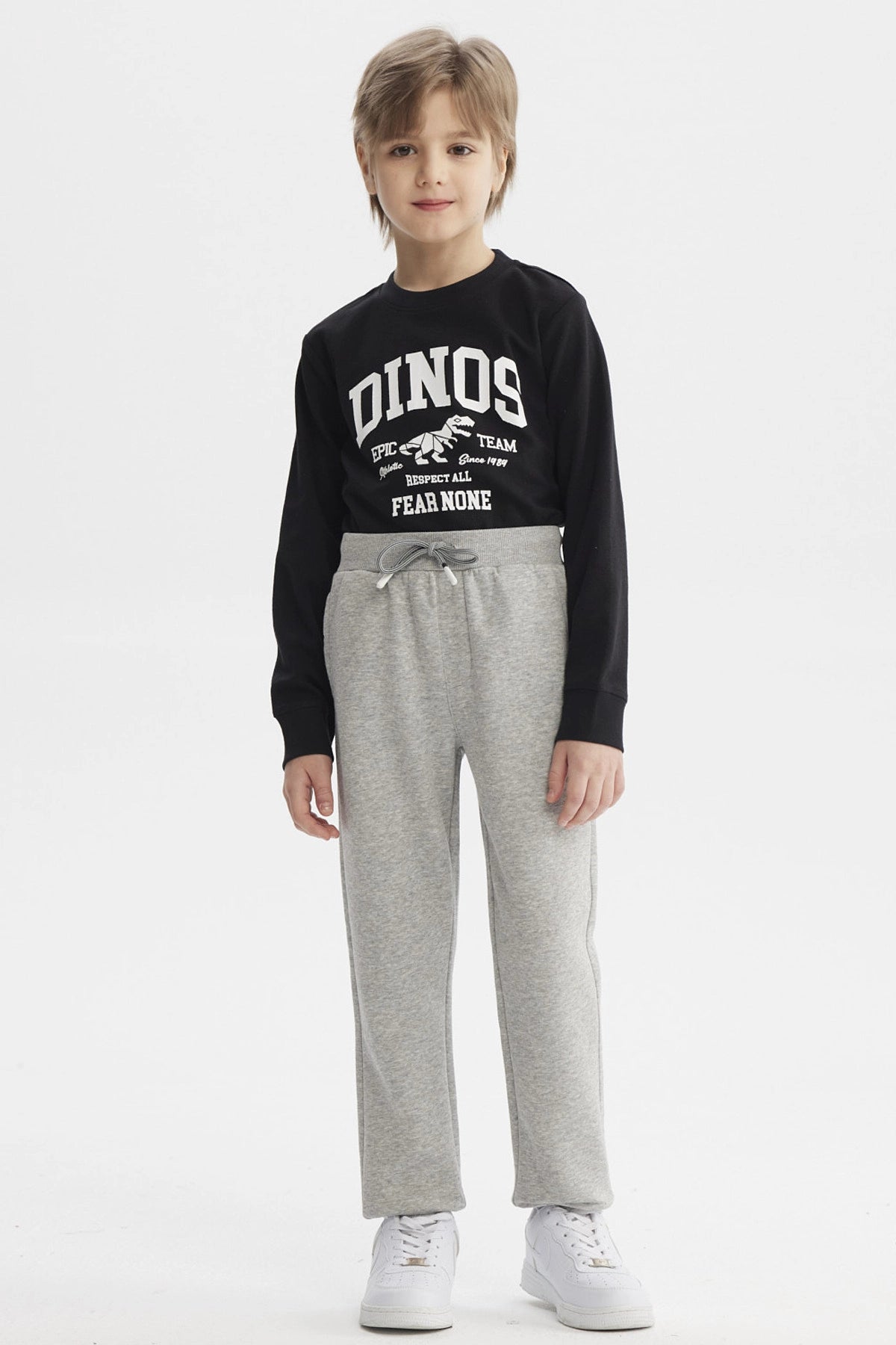 Pantalón buzo gris melange para niño con cintura ajustable y corte recto ideal para días de juego cómodo y sencillo