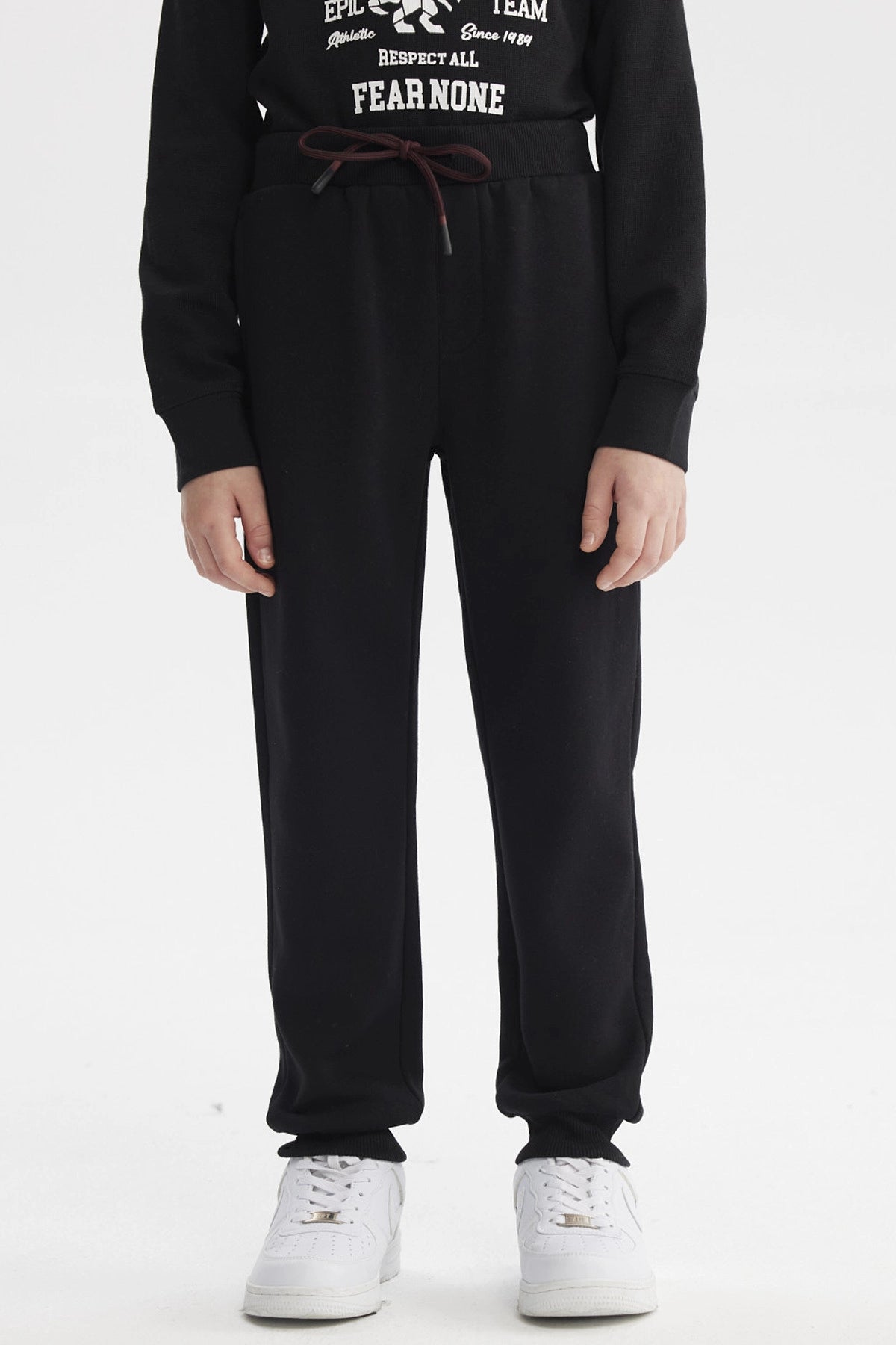 Pantalón buzo gris melange para niño con cintura ajustable y corte recto ideal para días de juego cómodo y sencillo