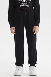 Pantalón buzo gris melange para niño con cintura ajustable y corte recto ideal para días de juego cómodo y sencillo