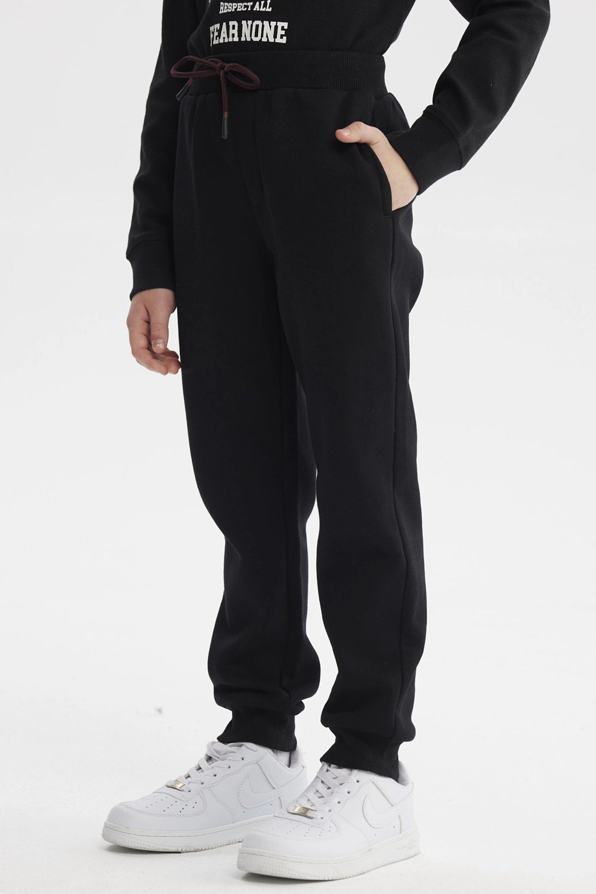 Pantalón buzo gris melange para niño con cintura ajustable y corte recto ideal para días de juego cómodo y sencillo