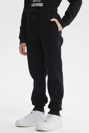 Pantalón buzo gris melange para niño con cintura ajustable y corte recto ideal para días de juego cómodo y sencillo