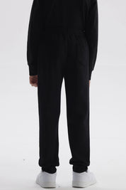 Pantalón buzo gris melange para niño con cintura ajustable y corte recto ideal para días de juego cómodo y sencillo