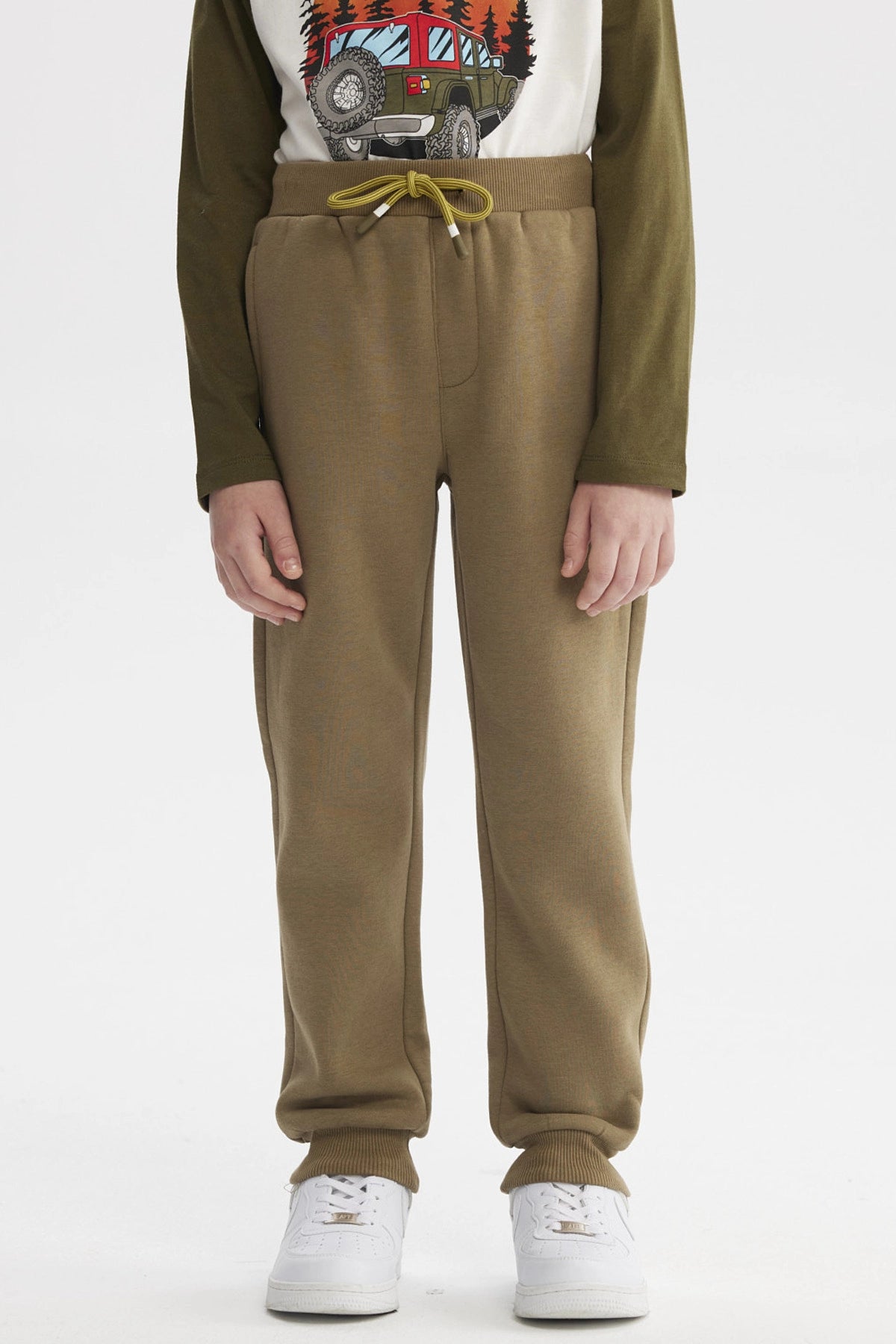Pantalón buzo niño verde militar con ajuste de cordón en la cintura diseño liso cómodo para el día a día