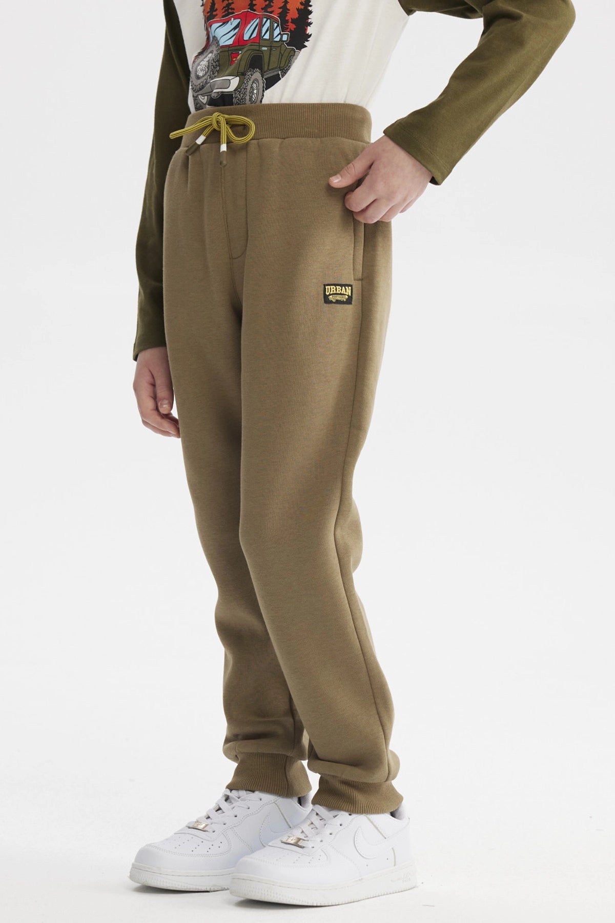 Pantalón buzo niño verde militar con ajuste de cordón en la cintura diseño liso cómodo para el día a día