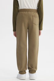 Pantalón buzo niño verde militar con ajuste de cordón en la cintura diseño liso cómodo para el día a día
