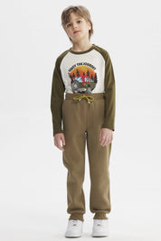 Pantalón buzo niño verde militar con ajuste de cordón en la cintura diseño liso cómodo para el día a día