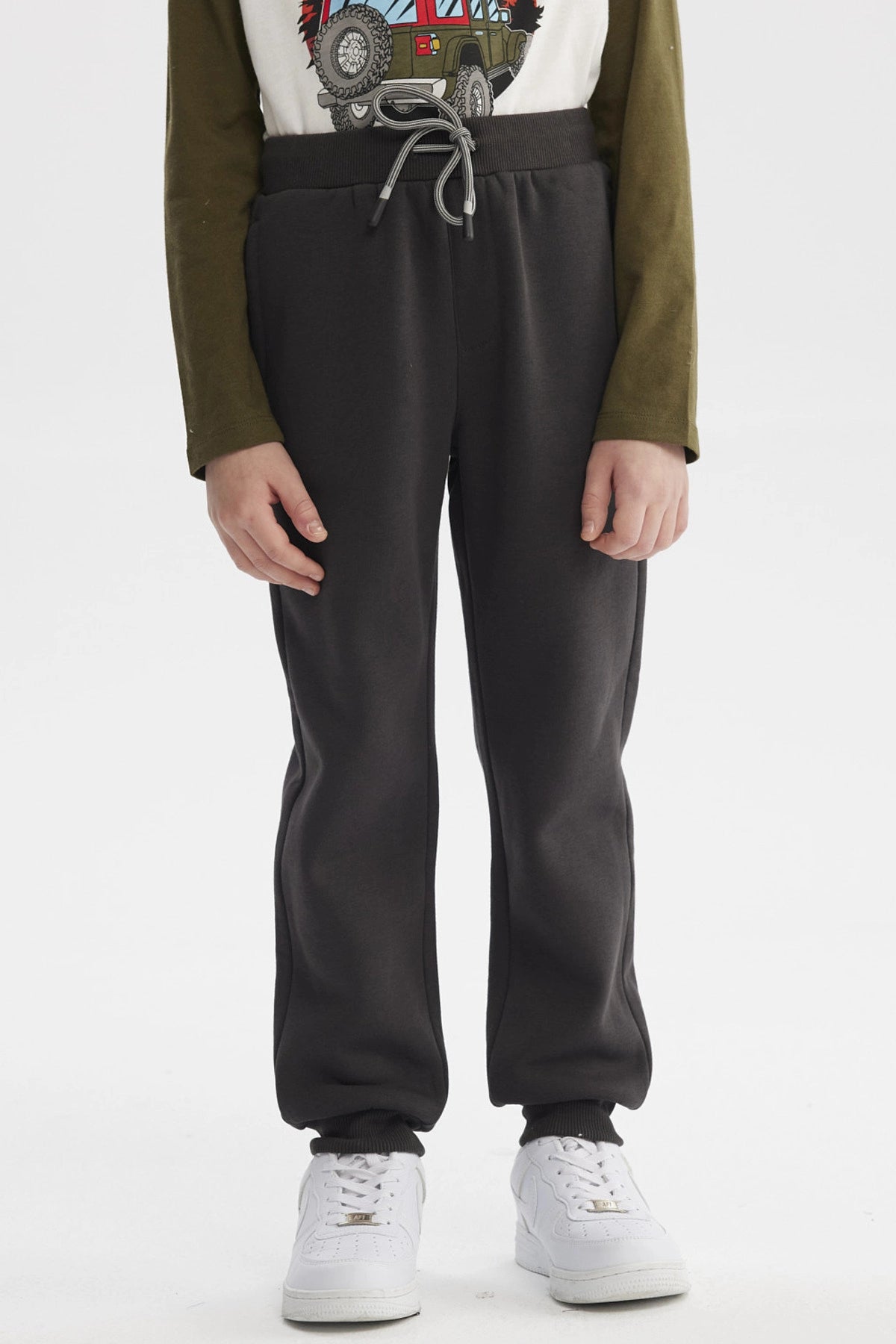 Pantalón buzo niño verde militar con ajuste de cordón en la cintura diseño liso cómodo para el día a día