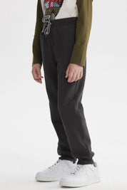 Pantalón buzo niño verde militar con ajuste de cordón en la cintura diseño liso cómodo para el día a día