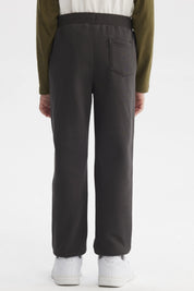 Pantalón buzo niño verde militar con ajuste de cordón en la cintura diseño liso cómodo para el día a día
