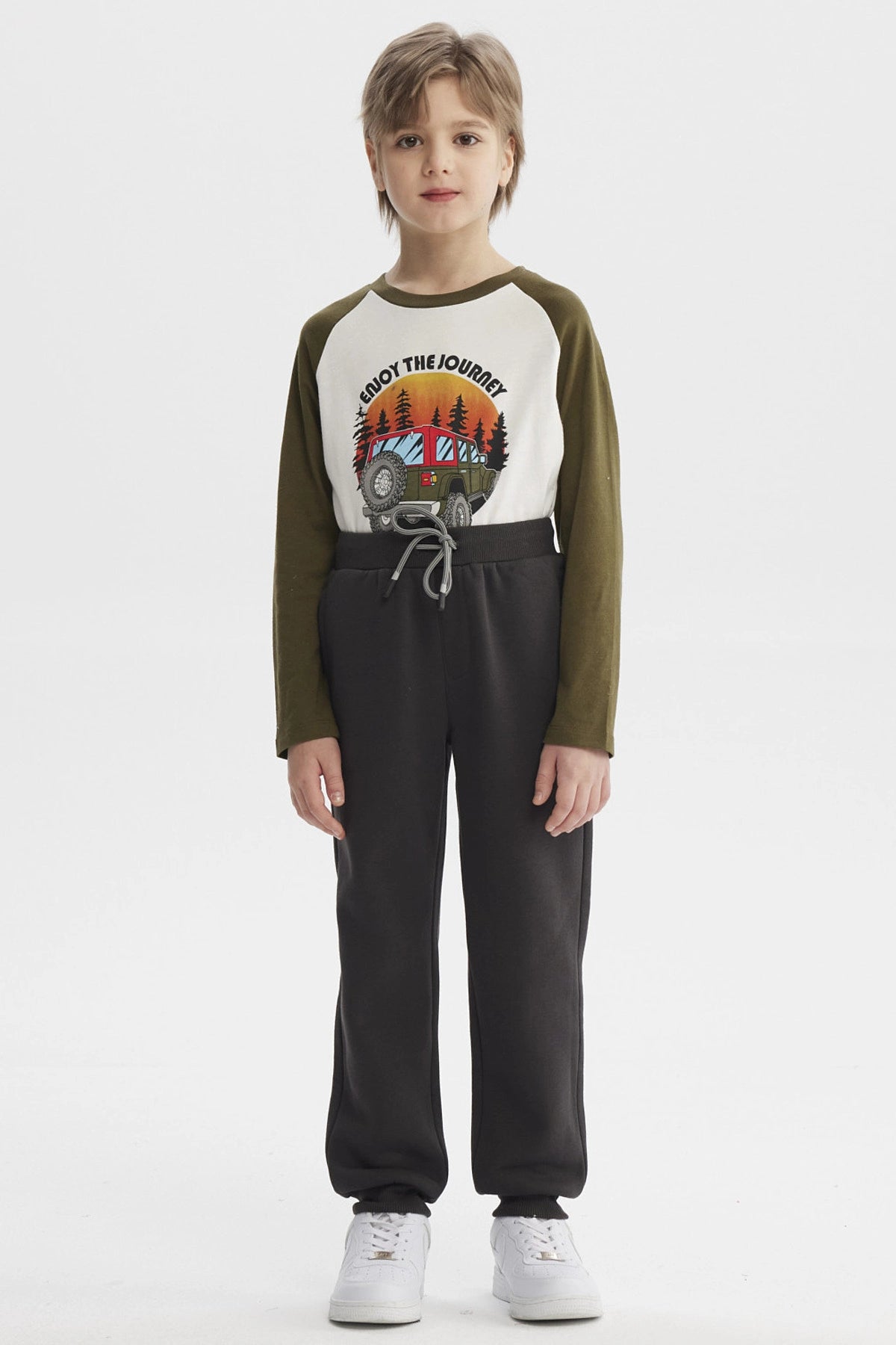 Pantalón buzo niño verde militar con ajuste de cordón en la cintura diseño liso cómodo para el día a día
