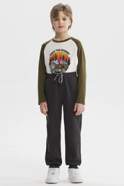 Pantalón buzo niño verde militar con ajuste de cordón en la cintura diseño liso cómodo para el día a día