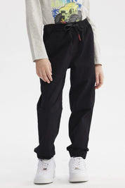Pantalón negro para niño con ajuste de cordón elástico sin estampa diseño liso ideal para uso diario y cómodo
