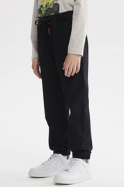 Pantalón negro para niño con ajuste de cordón elástico sin estampa diseño liso ideal para uso diario y cómodo