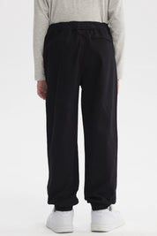 Pantalón negro para niño con ajuste de cordón elástico sin estampa diseño liso ideal para uso diario y cómodo