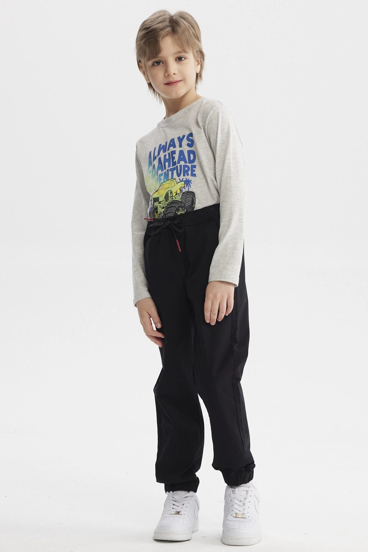 Pantalón negro para niño con ajuste de cordón elástico sin estampa diseño liso ideal para uso diario y cómodo