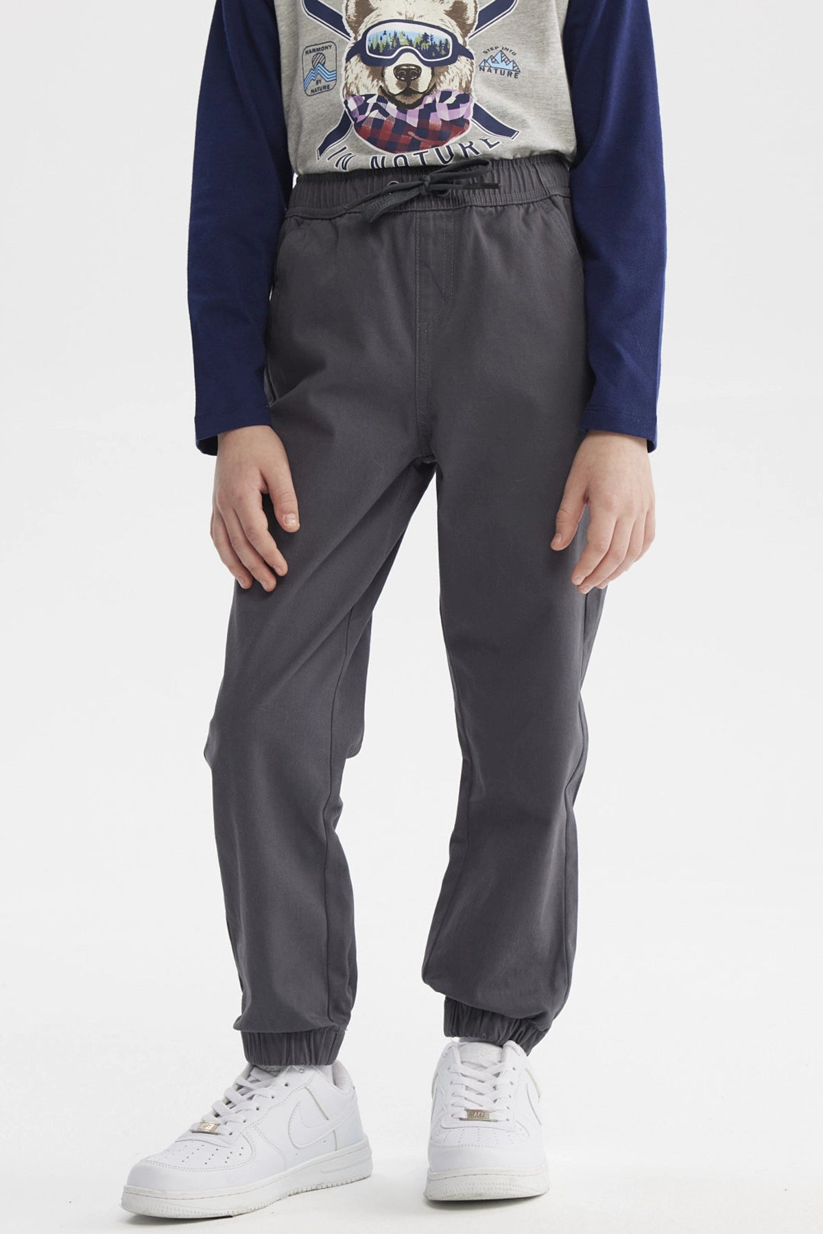Pantalón gris oscuro para niño con pretina elástica y ajuste de cordón diseño liso cómodo para el día a día