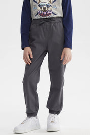 Pantalón gris oscuro para niño con pretina elástica y ajuste de cordón diseño liso cómodo para el día a día
