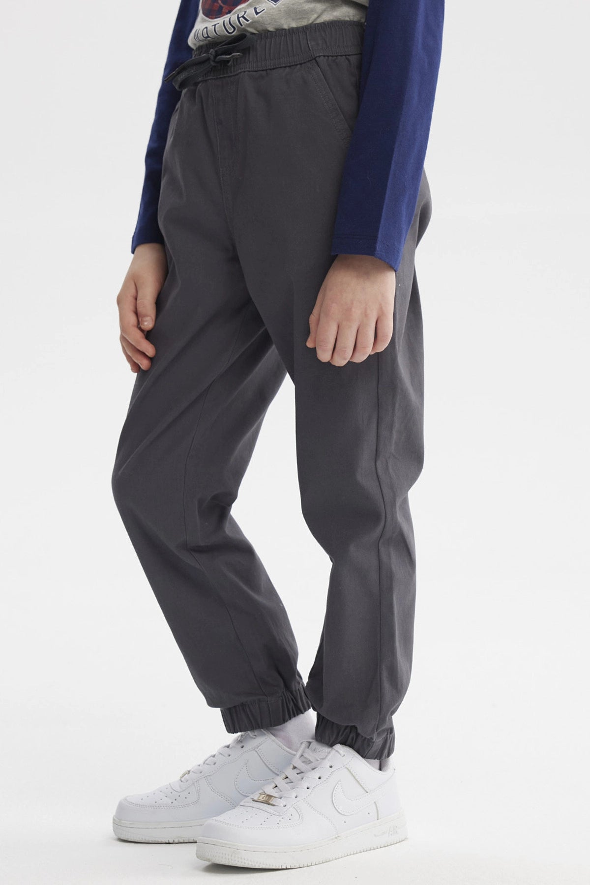 Pantalón gris oscuro para niño con pretina elástica y ajuste de cordón diseño liso cómodo para el día a día