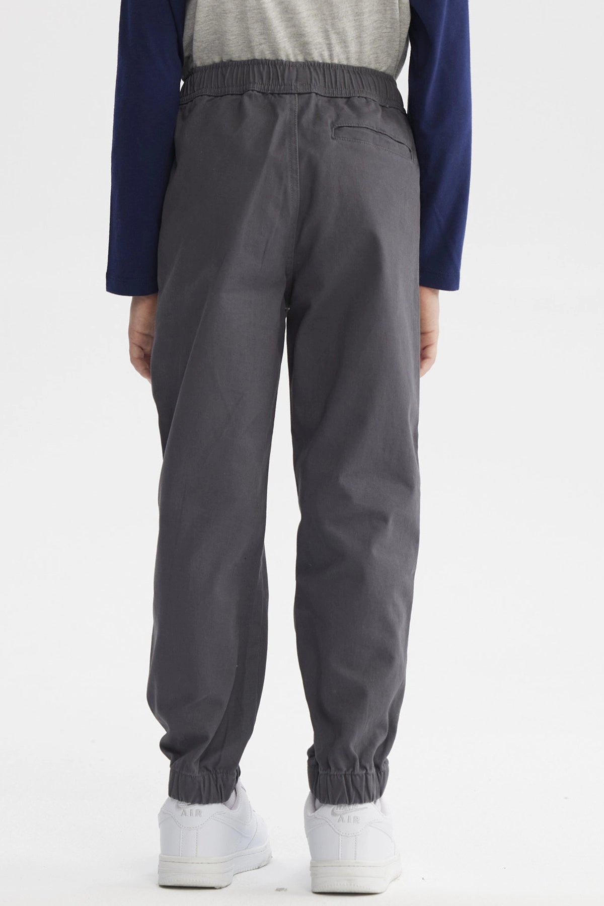 Pantalón gris oscuro para niño con pretina elástica y ajuste de cordón diseño liso cómodo para el día a día