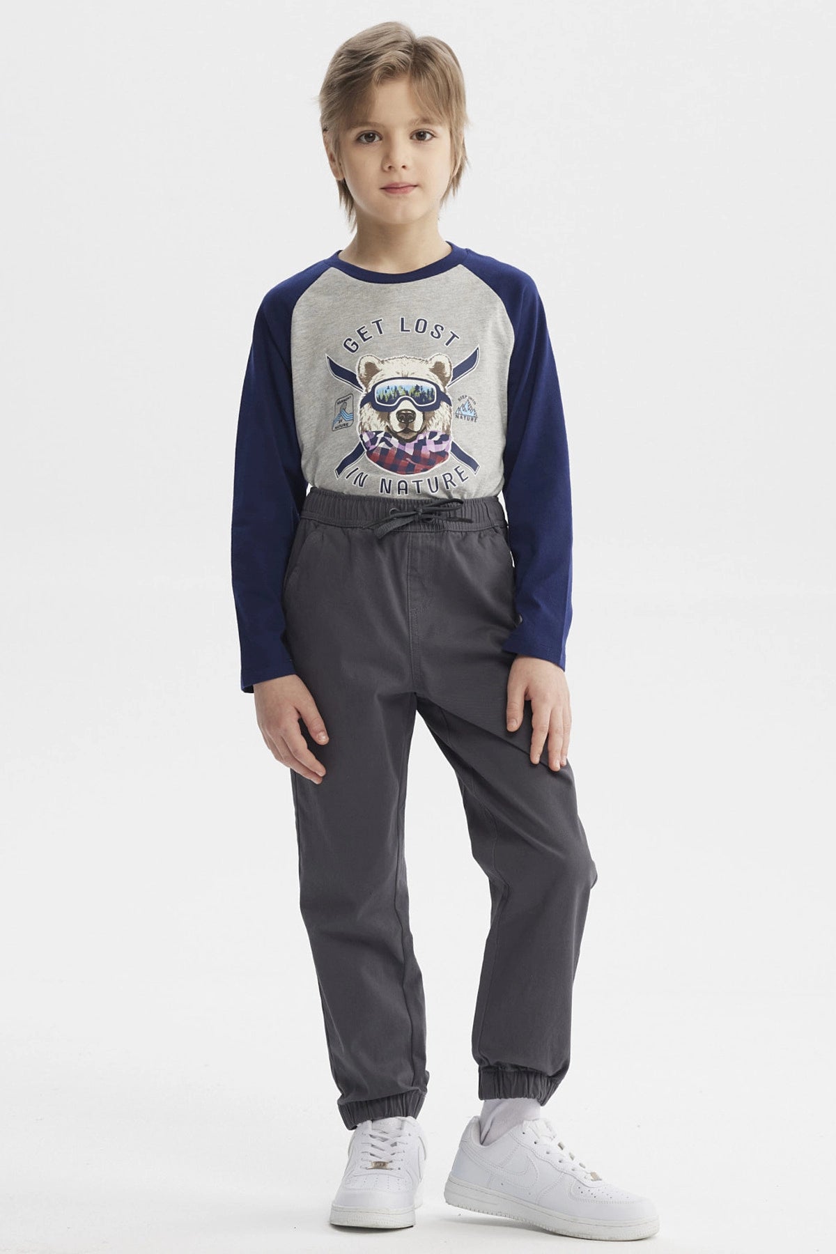 Pantalón gris oscuro para niño con pretina elástica y ajuste de cordón diseño liso cómodo para el día a día