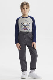 Pantalón gris oscuro para niño con pretina elástica y ajuste de cordón diseño liso cómodo para el día a día