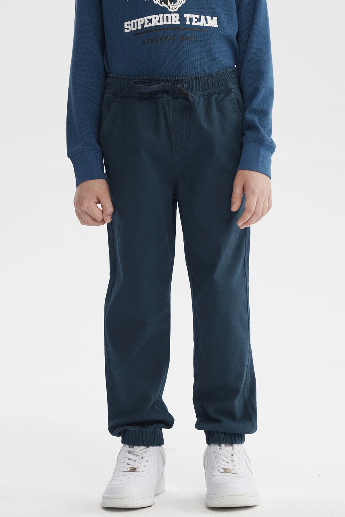 Pantalón de niño color petróleo con cintura elástica y ajuste de cordón sin estampa visible