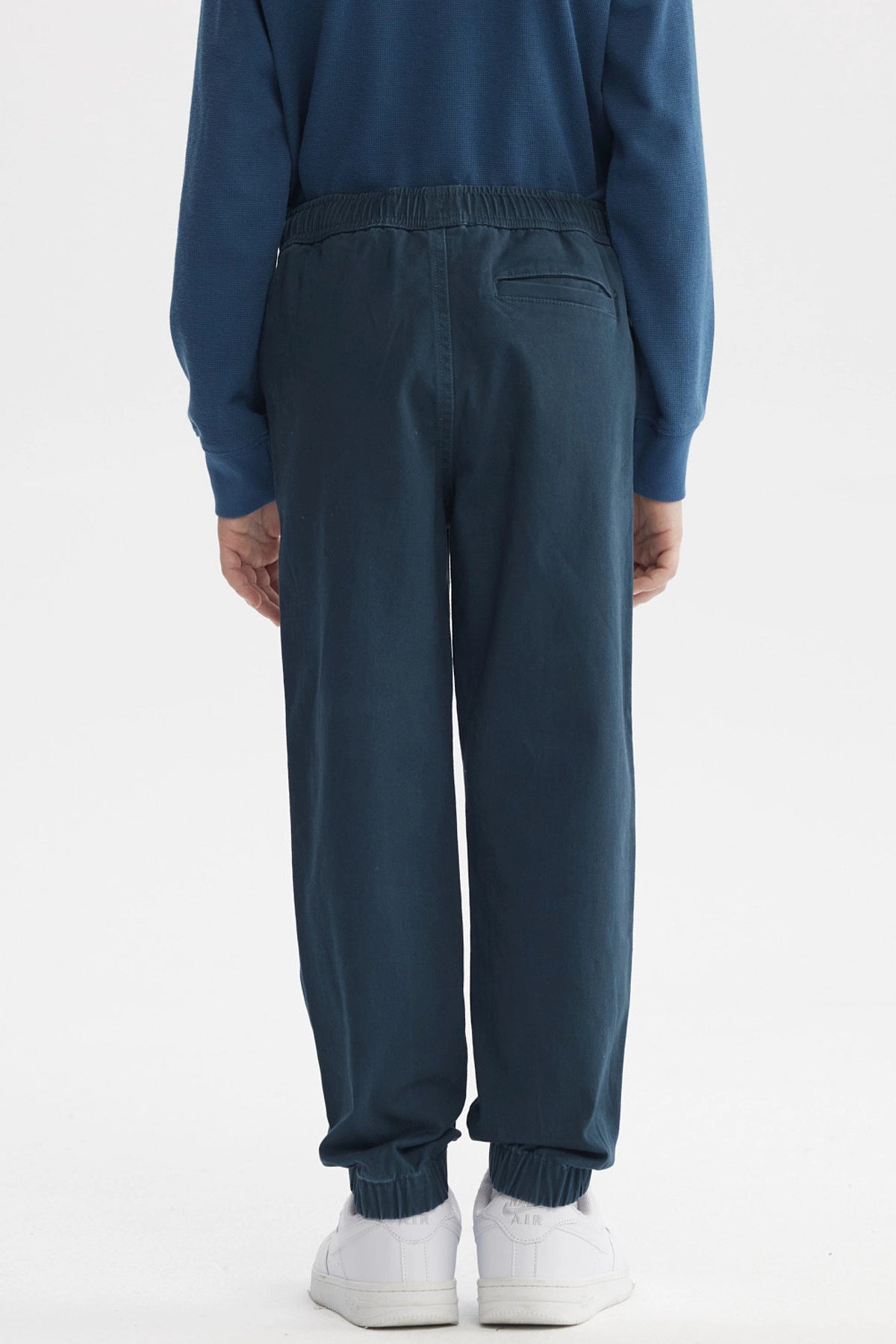 Pantalón niño básico color petróleo con pretina elástica y cordón ajustable diseño liso