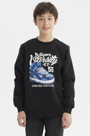 Polerón negro de niño con diseño gráfico grande de zapatilla azul en el frente y texto Super Varsity N.Y. 55