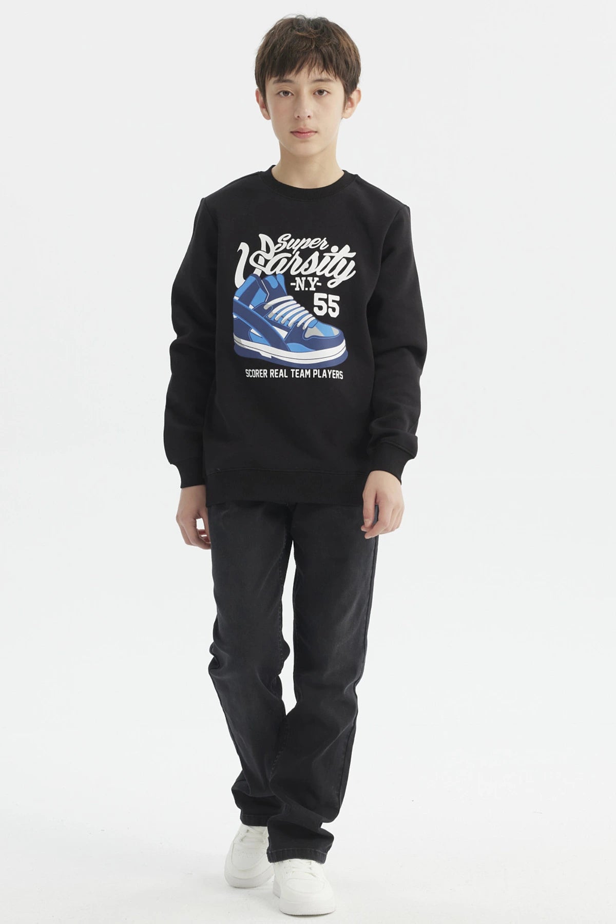 Polerón negro de niño con diseño gráfico grande de zapatilla azul en el frente y texto Super Varsity N.Y. 55