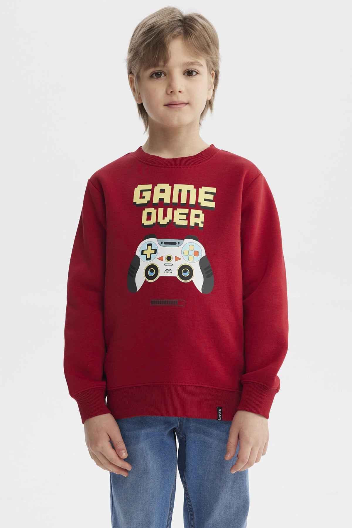 Polerón rojo oscuro para niño con estampa grande de control de videojuegos y texto Game Over en el pecho