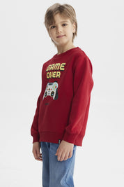 Polerón rojo oscuro para niño con estampa grande de control de videojuegos y texto Game Over en el pecho