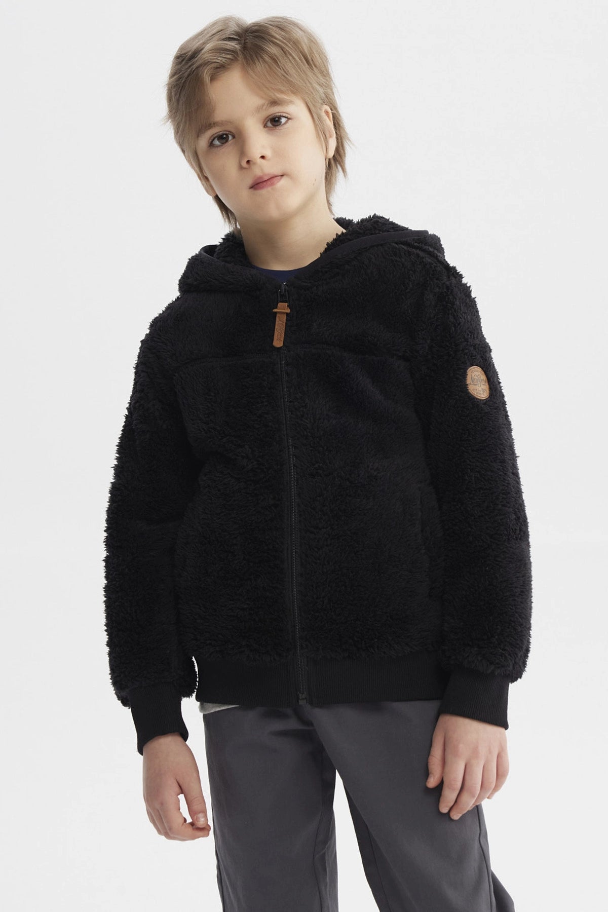 Polar negro para niño con capucha tejido peludo y cierre frontal diseño liso cómodo para el invierno