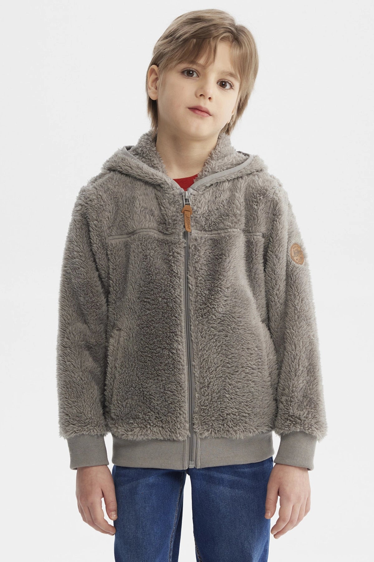 Polar gris para niño con textura peluda cierre frontal y capucha ideal para días fríos diseño liso y moderno