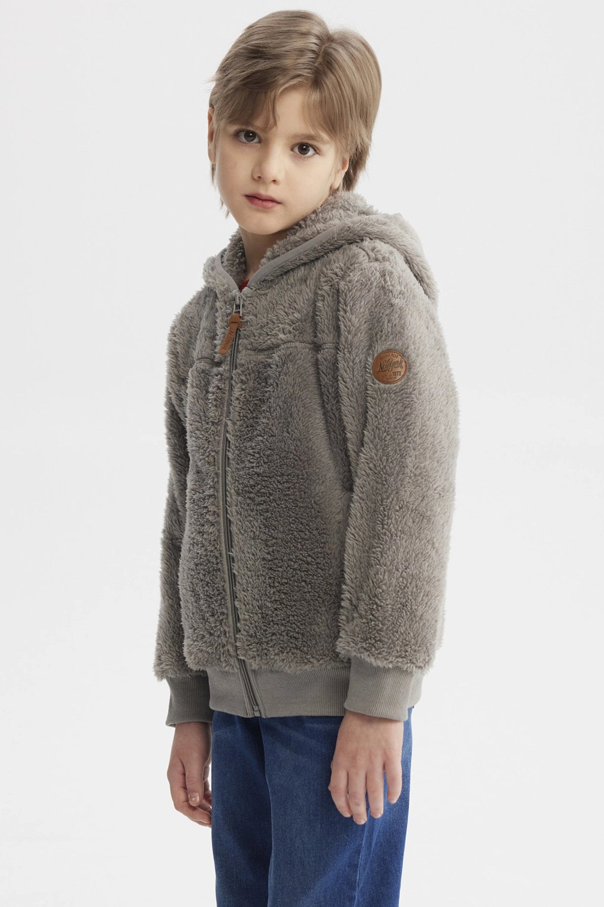 Polar gris para niño con textura peluda cierre frontal y capucha ideal para días fríos diseño liso y moderno